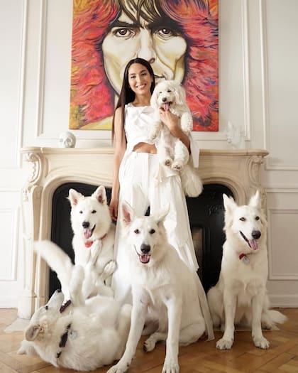 Alexia Toumikian fotografiada con sus perros