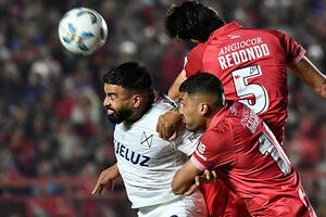 Independiente no encontró el gol cuando lo merecía y se aferró al 0-0 con Argentinos