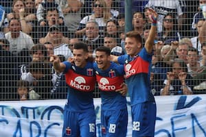 Alexis Castro, Blas Armoa (autor del gol) y Mateo Retegui festejan el 1-0 de Tigre en la cancha de Gimnasia