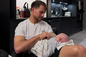 Los primeros días Alexis Mac Allister y su hija Alaia: las tiernas fotos que compartió el futbolista