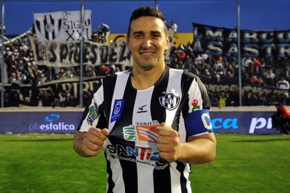 Alexis Ferrero muestra con orgullo la camiseta de Central Córdoba; hoy es el manager del club santiagueño.
