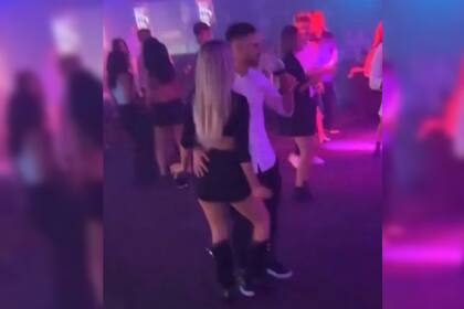 Alexis junto a Ailén en la fiesta del seleccionado nacional (Captura video @nicolasotamendi30)