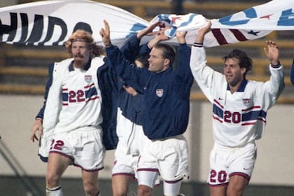Alexis Lalas encabeza el festejo después del triunfo ante la Argentina en 1995