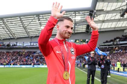 Alexis Mac Allister agasajado por el Brighton en el Falmer Stadium antes del encuentro frente al Liverpool