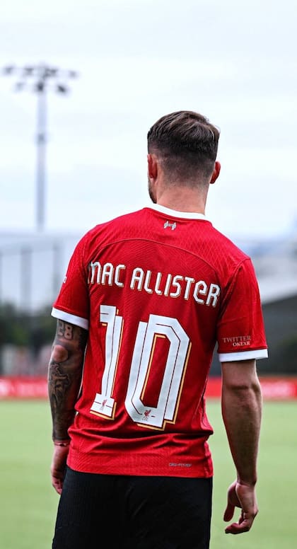 Alexis Mac Allister con su camiseta del Liverpool