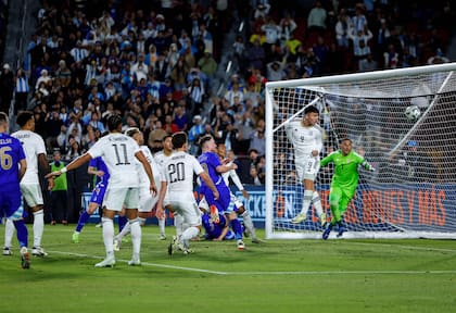 Alexis Mac Allister convierte, de cabeza, el 2-1 parcial del triunfo argentino ante Costa Rica