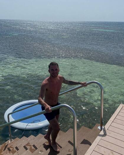 Alexis Mac Allister disfrutando del agua en sus vacaciones