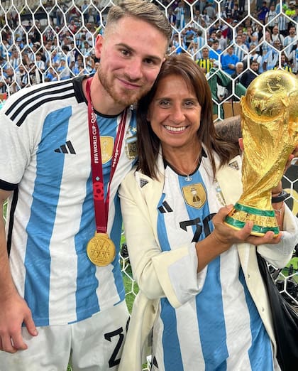 Alexis Mac Allister es el hijo de Silvina Riela y el exfutbolista Carlos Mac Allister (Foto: Instagram @silvinarie)