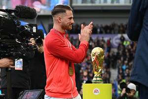 Alexis Mac Allister fue nuevamente homenajeado por los hinchas de Brighton por ganar el Mundial con la selección argentina, en la antesala del partido contra Liverpool