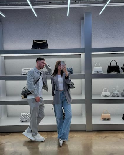 Alexis Mac Allister, junto a su pareja Ailén Cova, de compras en una exclusiva tienda de carteras