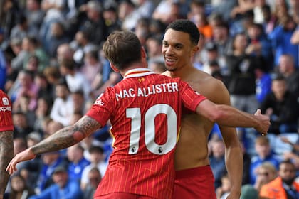 Alexis Mac Allister saluda a Trent-Alexander Arnold tras la victoria ante Leicester City
