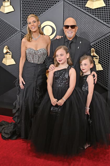 Alexis Roderick, Della Rose Joel, Billy Joel y Remy Anne Joel, en la alfombra roja de los Grammy de 2024