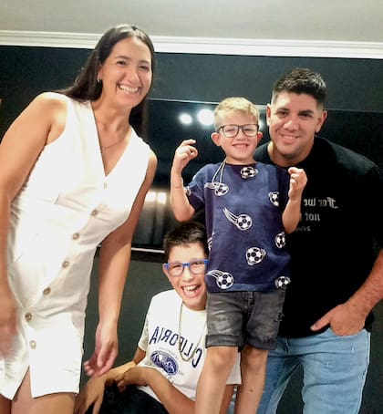 Alexis Salinas con su mujer y sus dos hijos