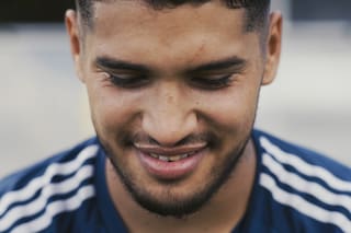 Era jugador de fútbol, perdió la vista tras ser baleado y volvió a las canchas