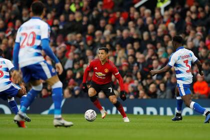 Alexis Sánchez en acción, en el partido que Manchester United le ganó a Reading este sábado.