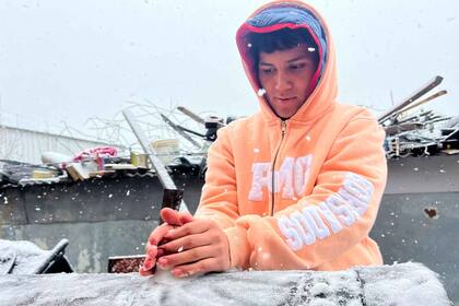 Alexis se pone a jugar con la nieve en el fondo de su casa; arma unos muñecos y se divierte con su hermano