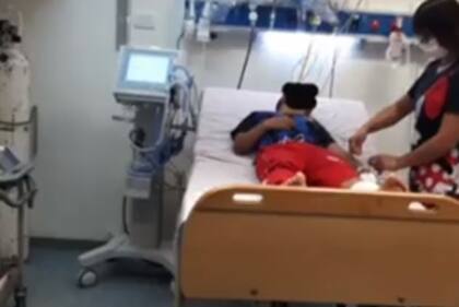 Alexis tiene 10 años y fue baleado en una de sus piernas al quedar en medio de una persecución entre la policía y delincuentes en Villa Las Antenas. El nene había salido a comprar un pancho cuando fue herido