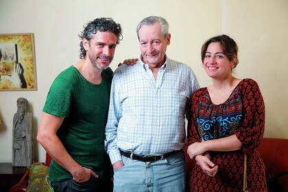Alezzo rodeado por Leonoardo Sbaraglia y Muriel Santa Ana, dos de los actores que pasaron por sus cursos
