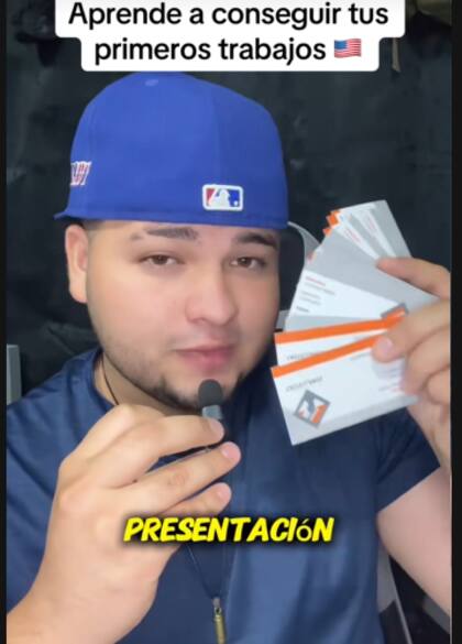 Alf Castellanos recomienda imprimir tarjetas de presentación al iniciar como trabajador independiente (TikTok/@alfcastellanos_)