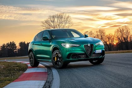 La línea deportiva Quadrifoglio de Alfa Romeo (representada hoy por el SUV Stelvio) llegó a la Argentina hace casi 100 años