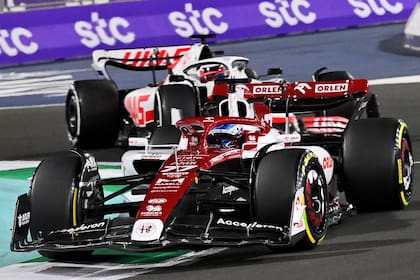 Alfa Romeo y Haas, dos de las escuderías que tienen que definir a uno de sus pilotos para 2023: el chino Guanyu Zhou y Mick Schumacher, los que deben negociar su futuro en la Fórmula 1