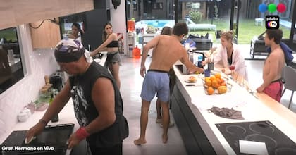 Alfa y Romina discutieron en la cocina por quién lava los platos que usa y quién no (Captura de TV)