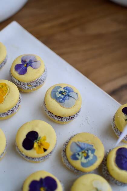 Alfajores con flores comestibles en Las Flores Restaurante