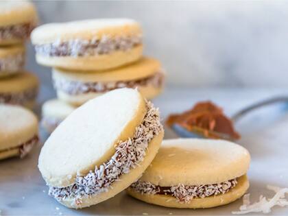 Alfajores de maicena con dulce de leche y coco rallado.