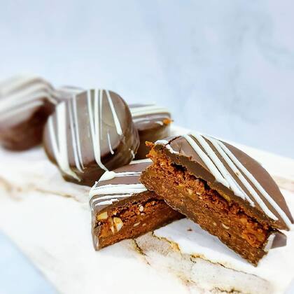 Alfajores de maní con chocolate, una de las recetas de la pastelera Agus Fontenla