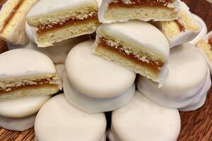 Alfajores glaseados de pera y manzana