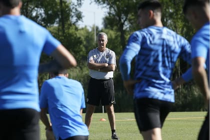 Alfaro, en el centro; el DT de Boca todavía debe evaluar los carriles de la defensa