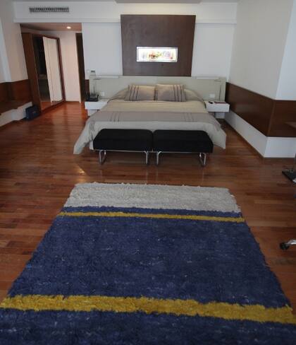 Alfombra azul y oro diseñada por Graciela Churba