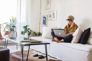 En un monoambiente de 38m2, divisiones versátiles y deco que agranda