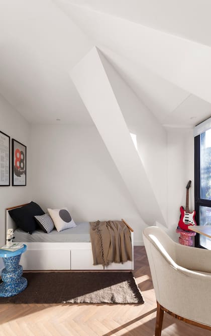 Alfombra de lana (Awanay), ropa de cama (Lote Propio), mesa de arrime (Par en Par), sillón de escritorio (Tapicería Carlos Méndez)