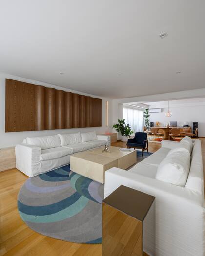 Alfombra de lana de algodón diseñada por el Estudio y confeccionada a pedido (El Espartano) para acompañar las butacas azules, que ya estaban en el departamento. Escultura-cuadro de nogal, diseñado por Estudio Siuk y ejecutado por Design Dinámica.