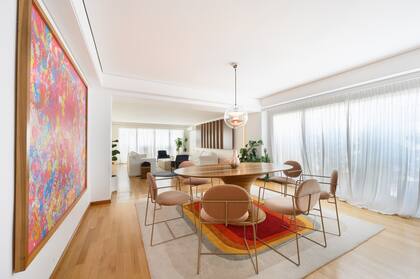 Alfombra de lana patagónica hecha a pedido (JT. Pfeiffer). Cortinas (Hilo Argentina).