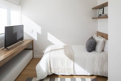 Alfombra (Elementos Argentinos). Al nivel del piso, mueble laqueado blanco (Estudios Ledesma/Lesel).