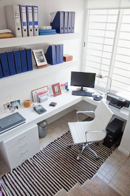 Alfombra (Graciela Churba). Silla ‘Aluminium’ (Archivos Activos). En el escritorio, lámpara ‘Gauchita’ (G2 Iluminación).