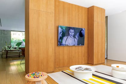 Alfombra Horizon (Woodnotes). Mesita de madera (Estudio LDMB) y sillita Panton Junior (Vitra). Banquito Matching Color, de la casa italiana Miu Miu, traído de la Feria de Milán.