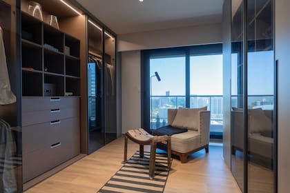 Alfombra (Mihran) y sillón vintage. Banco (El Sótano del Toboso) y lámpara de pie (Muro Interiorismo).