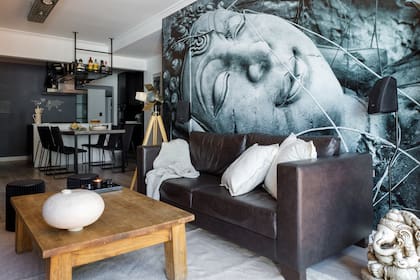 Alfombra (Missha Deco). Sobre la mesa, obra en cerámica artesanal (Marianne Alonso) y bandeja de mármol (Melgar Mármoles) con vela en envase de vidrio negro (Bohemia Velas).