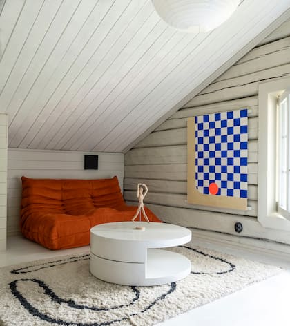 Alfombra (Nordic Knots). Obra a cuadros azul y blanca (Farina Lichtenstein, artista alemana). Cuadro colorido con motivos vegetales (Photowall Sweeden).