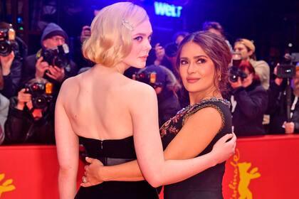 Elle Fanning y Salma Hayek posaron para los fotógrafos en la red carpet