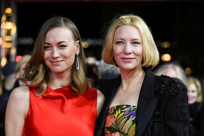 Blanchett junto a Yvonne Strahovski, conocida por interpretar a Serena Joy en la serie The handmaid´s tale