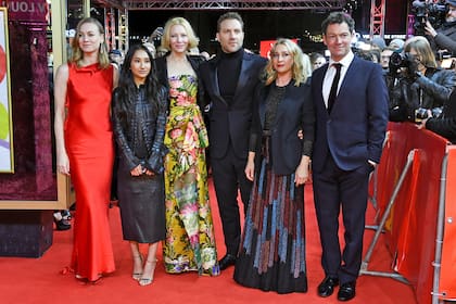 Cate Blanchett junto al equipo de Stateless 