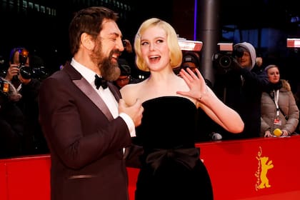 Javier Bardem y Elle Fanning, muy divertidos en la alfombra roja del Festival de Cine de Berlín