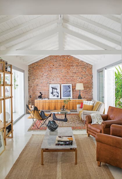 Alfombra tostada (Seara). Los sillones de cuero tienen un tinte anaranjado.