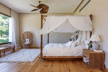 Alfombra traída de Turquía. Mesa de pino tea (Verne).