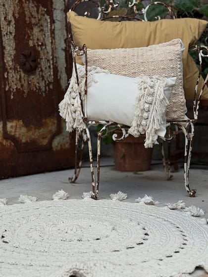 Alfombras, almohadones tejidos o con pasamanería. Todo hecho a mano.