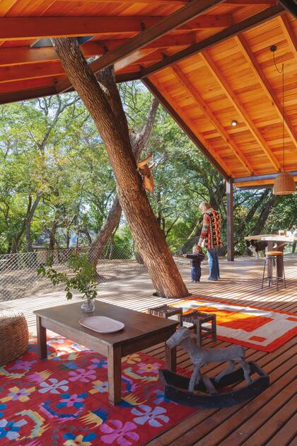 Alfombras de Malena y Ana en la casa de Salta de la fotógrafa Céline Frers. La de la izquierda es obra del tejedor Mario González, de los pagos de Molinos.